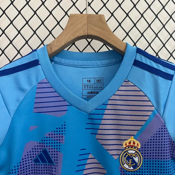 Real Madrid Childrens Blue Goalkeeper Kit 9 03616